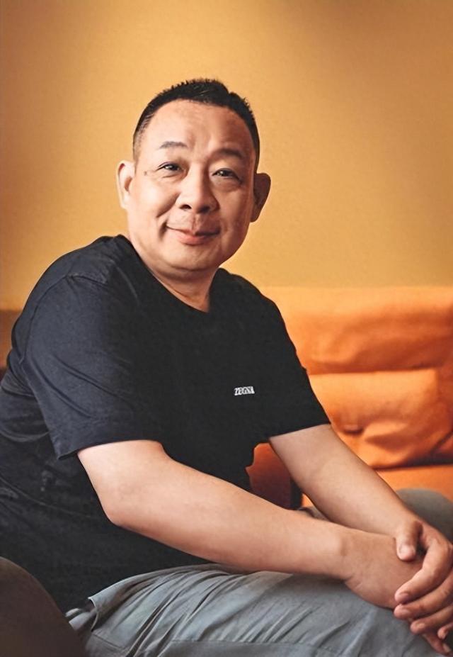 人民日报下场“点名”，于东来成镜子，雷军的直觉再一次被验证