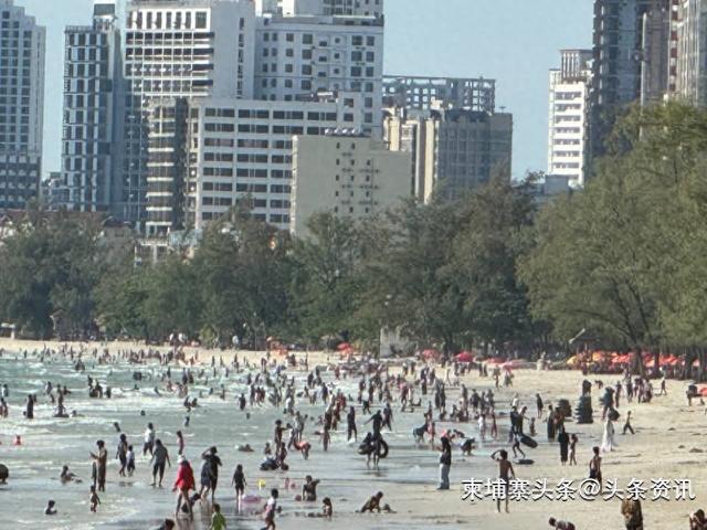 送水节首日 柬埔寨沿海城市吸引众多游客