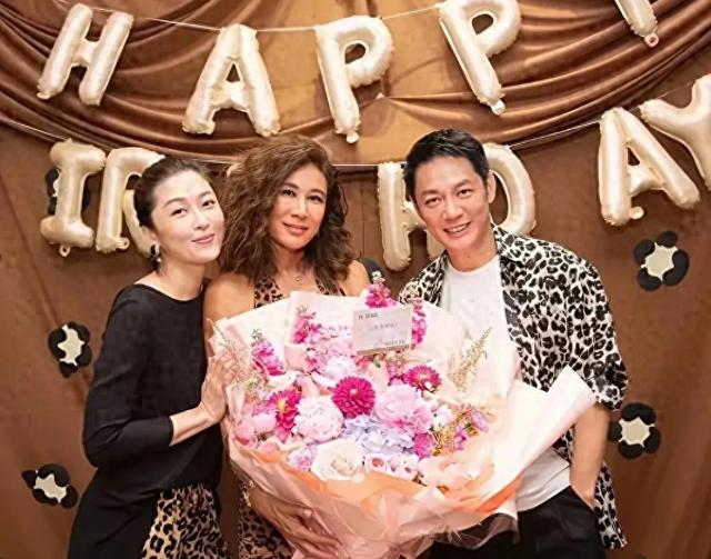 傅程鹏陪香港妻子参加名流派对	，表现从容，完美融入周丽淇社交圈