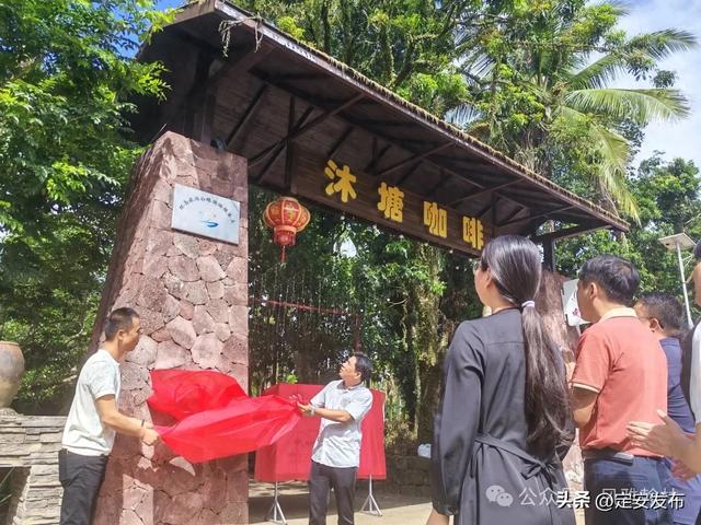 翰林镇举办“环岛旅游公路骑游服务点”挂牌暨“风雅翰林·红色母瑞”休闲骑游路线发布仪式