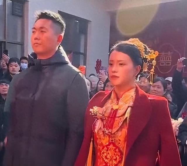 张自轩婚礼现场，新娘很强势两次拒绝他的亲密动作，岳父实力不菲