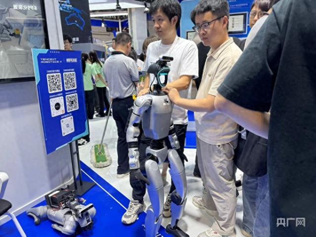 2025世界人工智能大会开幕——经济之声记者探馆：机器人“遛”机器狗，“大脑”平台化让机器人更智能