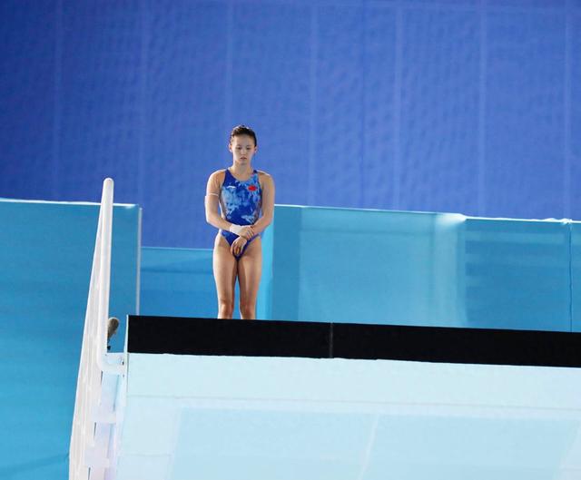 十五运丨女子跳水10米台决赛举行：陈芋汐稳稳夺金，全红婵在看台为广东队喝彩