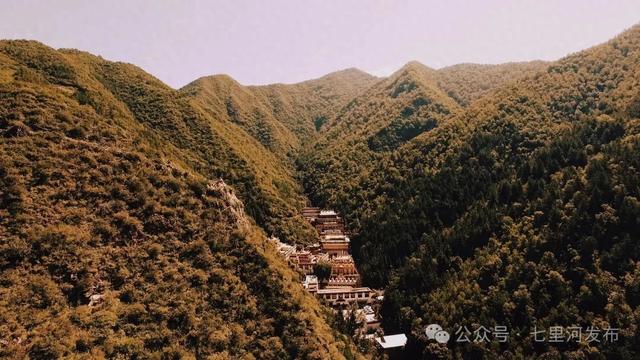 秋色泼墨石佛沟，双节共赴山林画卷