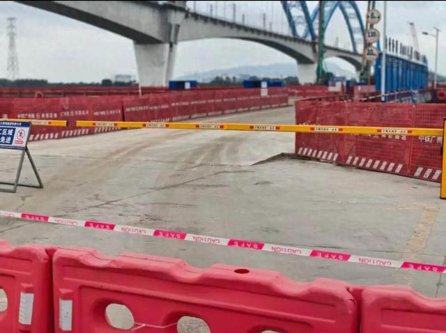 广州一家五口驾车误入施工通道，全部坠江遇难