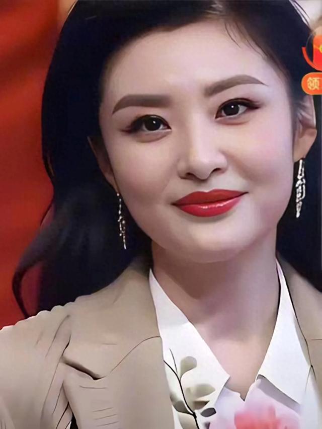 姑娘真美 才华过人 稳重大方 笑不露齿 让人由衷敬重 属落落大方型美女