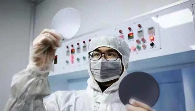 打脸ASML！中国光刻机突破，德国专家：快得离谱！