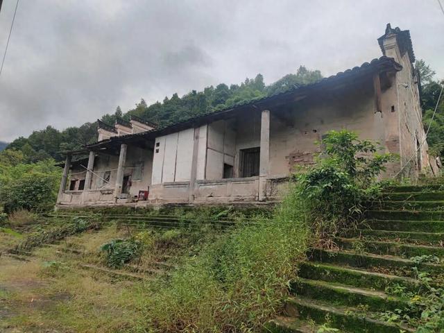 重庆江津山中发现一座荒废寺庙，无人看守，破败不堪