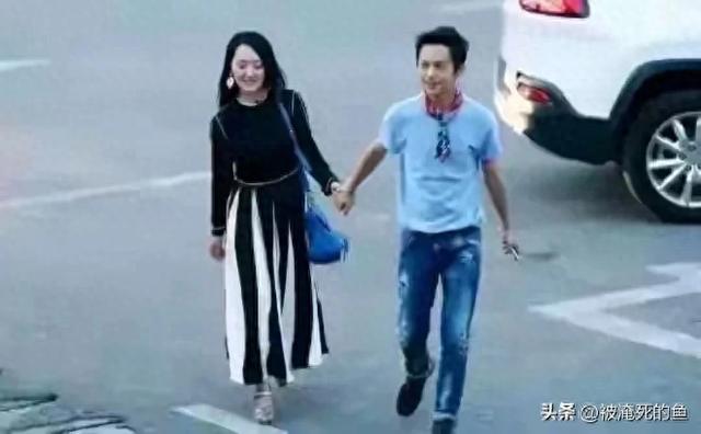何炅和杨钰莹街头牵手 画面温馨 何炅年事已高 杨钰莹依旧美丽动人！
