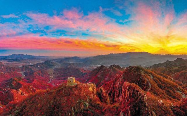 长城揽胜景 不觉夕阳归