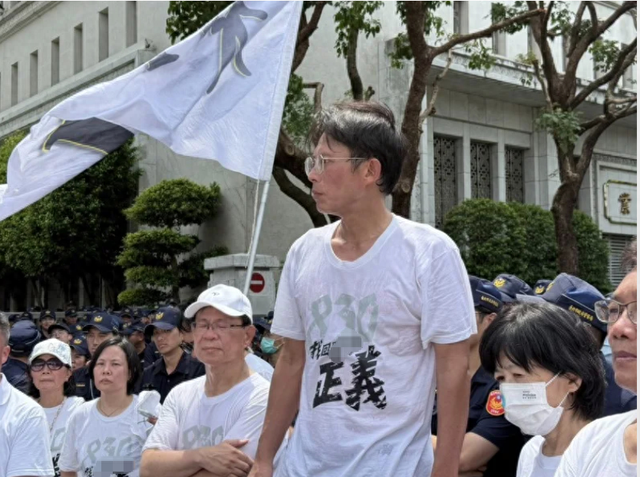 黄国昌率近千人闯赖办，8警员受伤，黄国昌或被逮捕，蒋万安表态