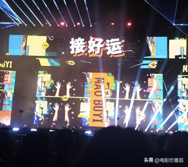 毛不易演唱会“撒纸币”引争议，网友：可以接地气，但不能接地府