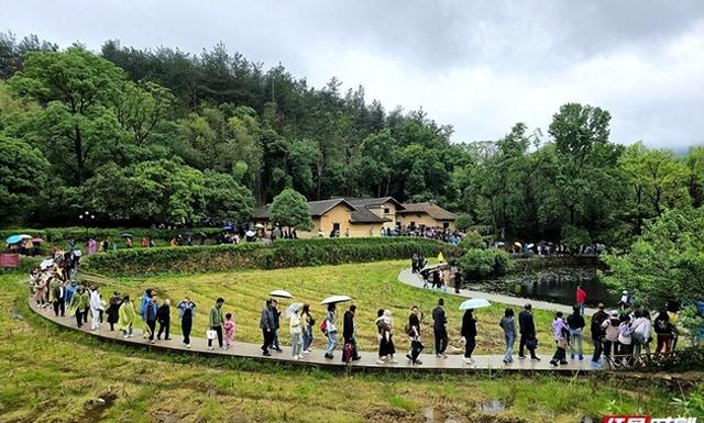 66年毛主席隐居滴水洞11天，期间只出来过一次，坐轮椅走了300米