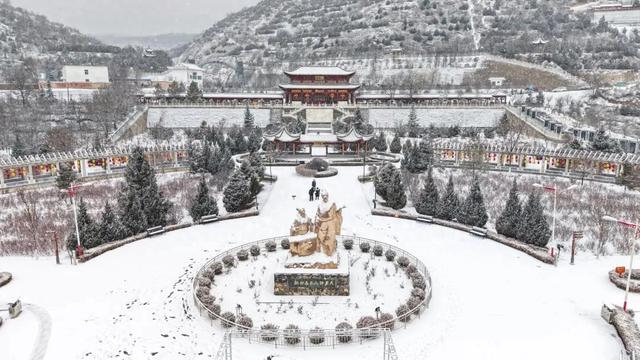 通渭：雪景邂逅非遗展新韵 剪纸汉服成独特风景
