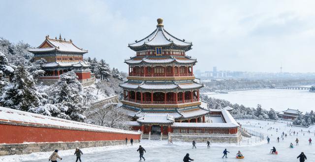 围绕“雪后的颐和园美成一幅流动的中式水墨画