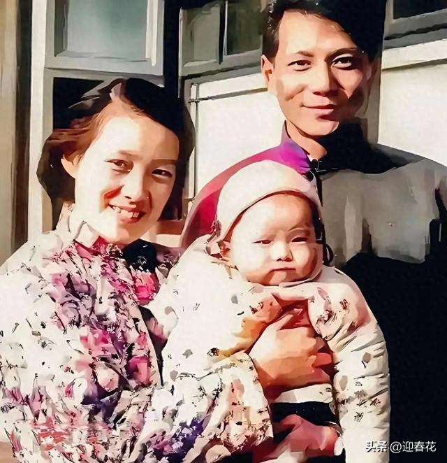 1962年，北京史家胡同，章含之怀抱女儿洪晃，与丈夫洪君彦在一起