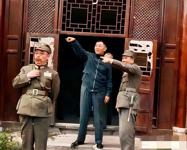西安事变前夕，张学良杨虎城将军在门前的老照片	，这可不是演戏