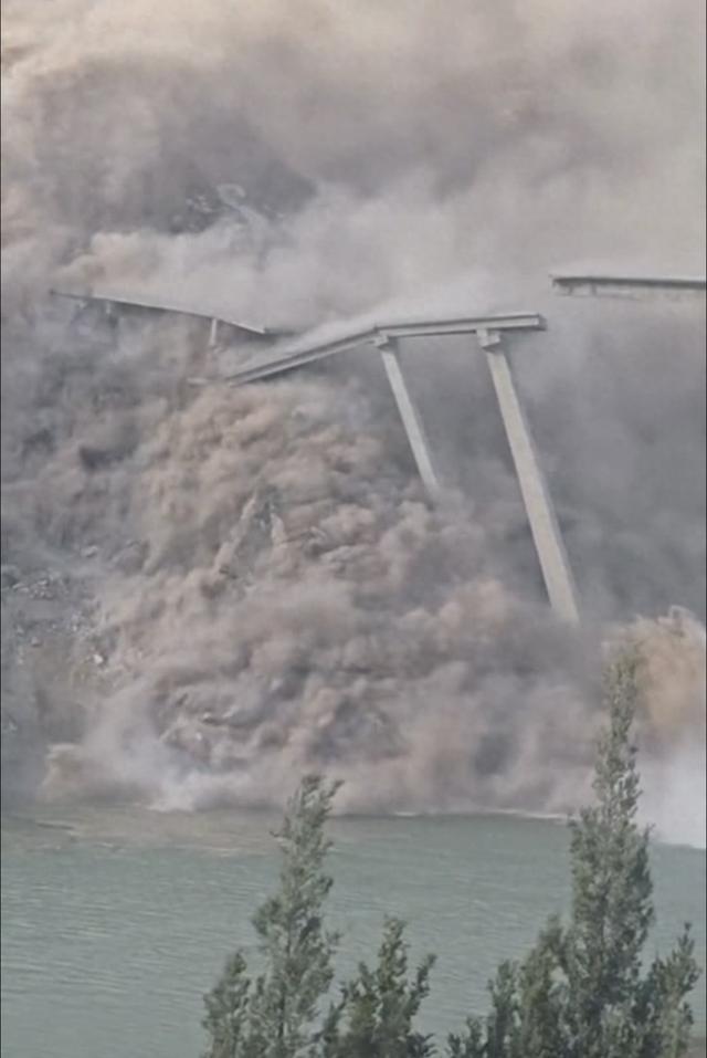 阿坝州双江口红旗桥引桥为何垮塌？官方：已成立专项工作组，原因尚需进一步核查