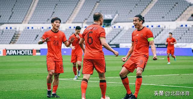国足1-0香港，球员群殴引热议，球迷拍冲突视频称"这球踢得不对"