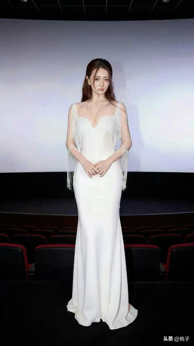 31岁徐璐状态绝了!方脸+小蛮腰美翻