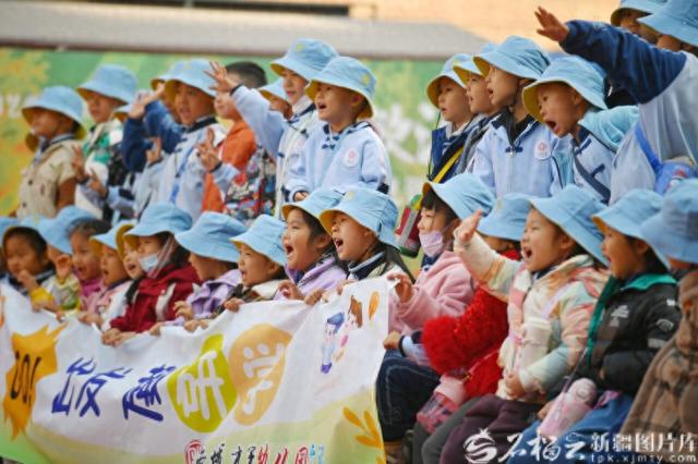 天气转凉 新疆国际大巴扎景区游人热情不减