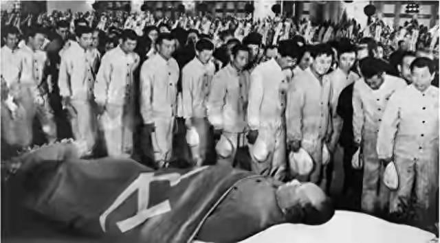 1976年毛主席逝世那天，中国发生了什么，全世界又发生了什么？