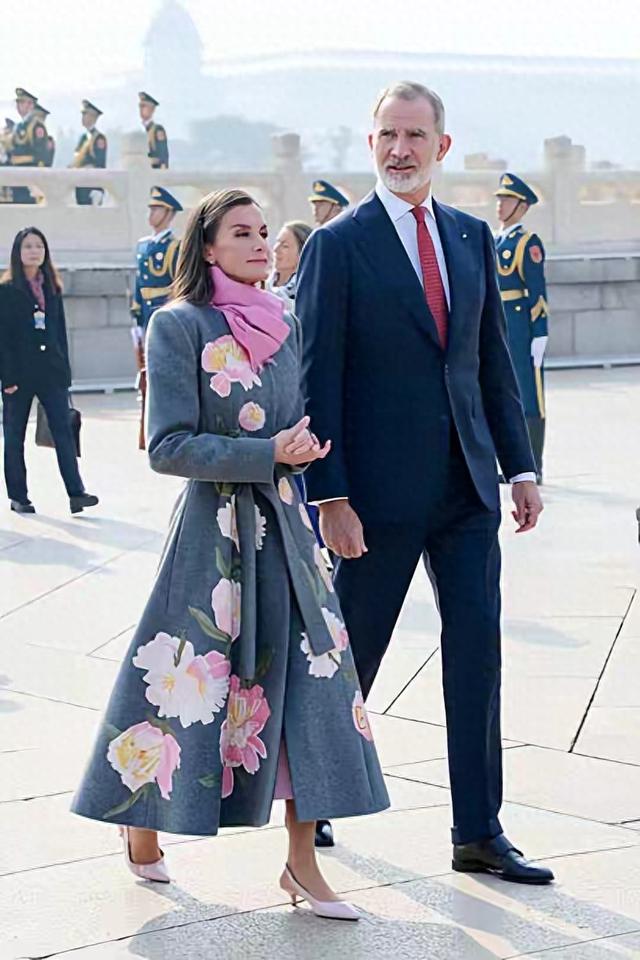 费利佩六世携王后抵达北京，莱蒂齐亚穿中式花朵外套，美丽有气质