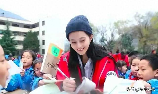 毛阿敏19岁的女儿，竟然是我们熟悉的她！穿红色冲锋衣太清纯了