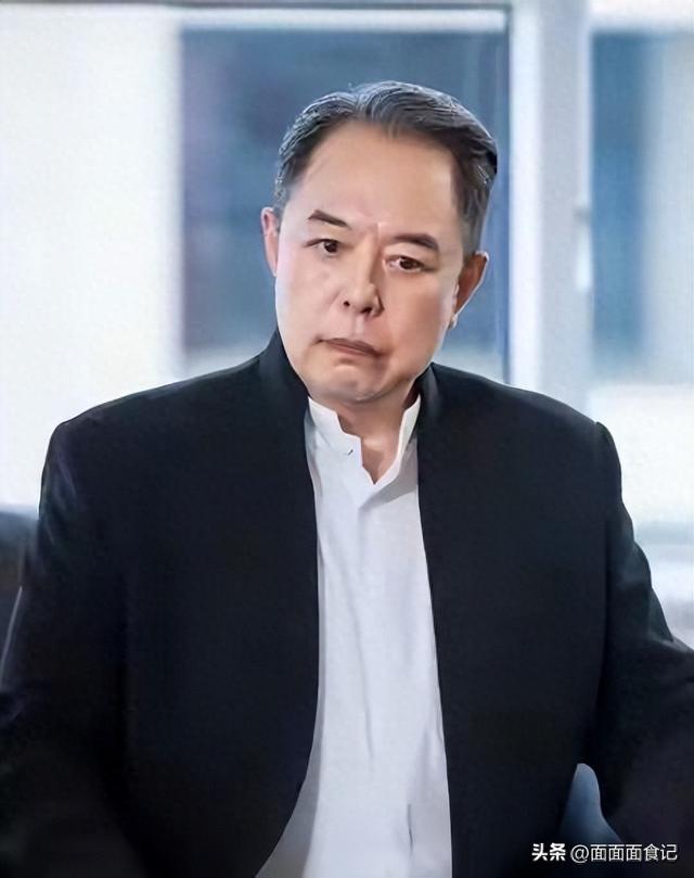 善恶终有报！68岁双腿包扎瘫在轮椅的张铁林，已然活成了“笑话”