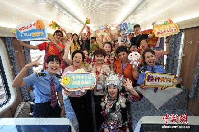 678名旅客乘首趟普惠适老化旅游专列赴西北旅游