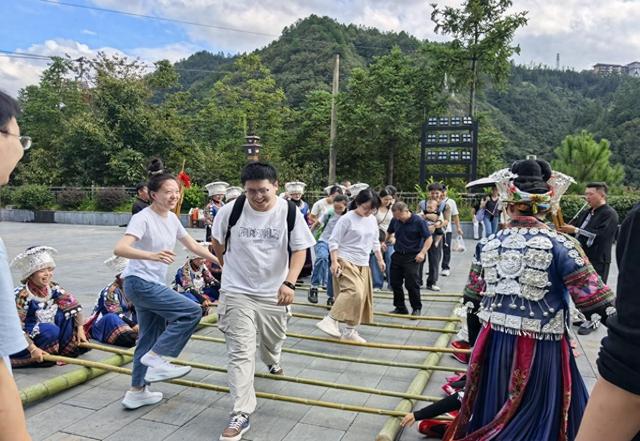 西江景区苗族“竹竿舞”舞出游客快乐加倍体验感