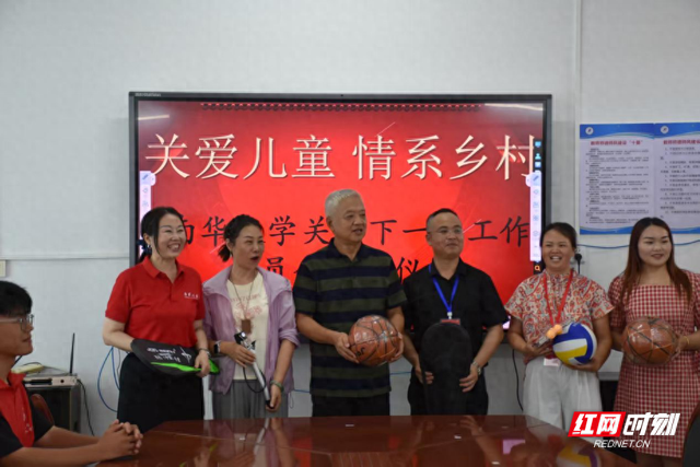 南华师生入村开展捐赠与科普活动