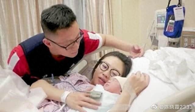 魏秋月官宣二胎喜讯，接生婆居然有外国洋大夫，如今儿女双全！