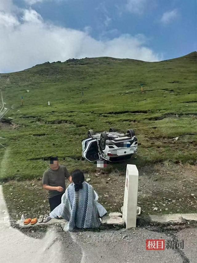 自驾游翻车丈夫微笑安慰妻子引网友点赞，当事人：平日很恩爱，一家三口系了安全带均无大碍