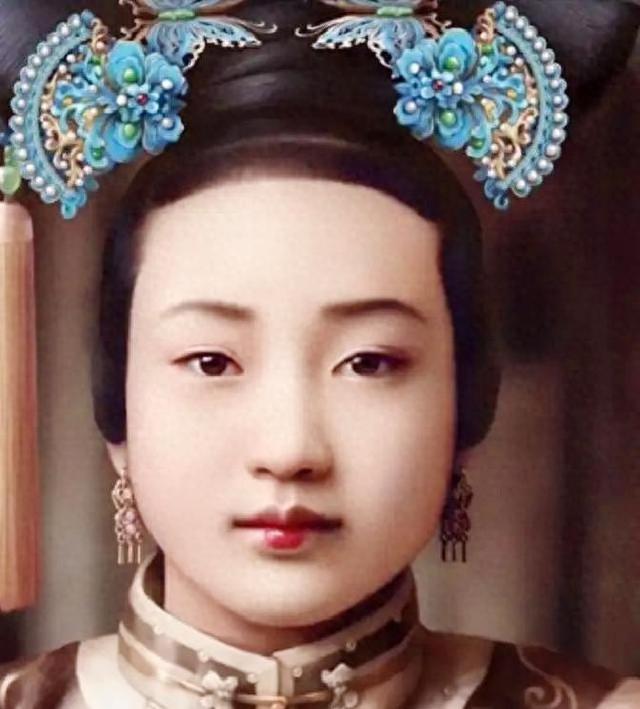 1894年，18岁的珍妃得罪慈禧，被强行扒掉裤子，太监们一拥而上