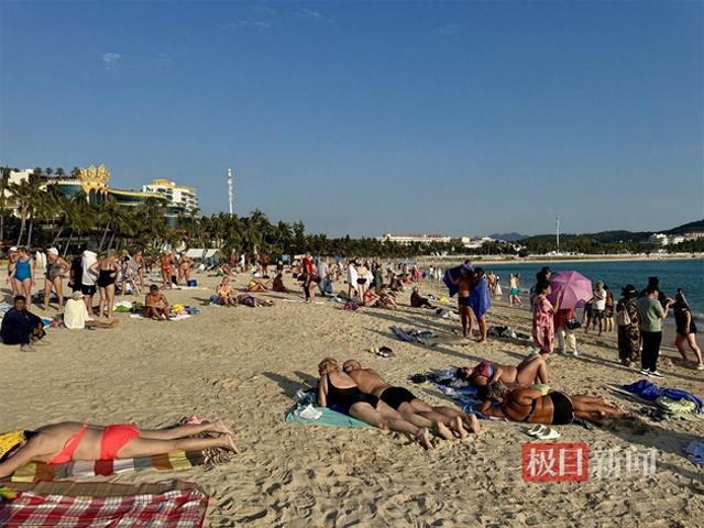 海南封关首日三亚大东海挤满俄罗斯游客，海滩广播以中俄双语循环播放