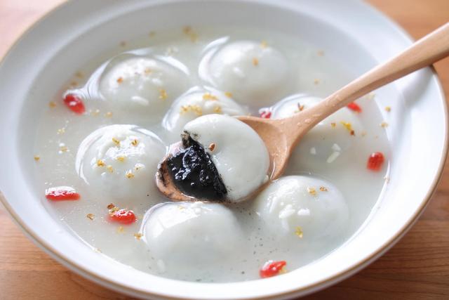 汤圆皮的做法（宁波汤圆黑芝麻馅流心水磨糯米皮）