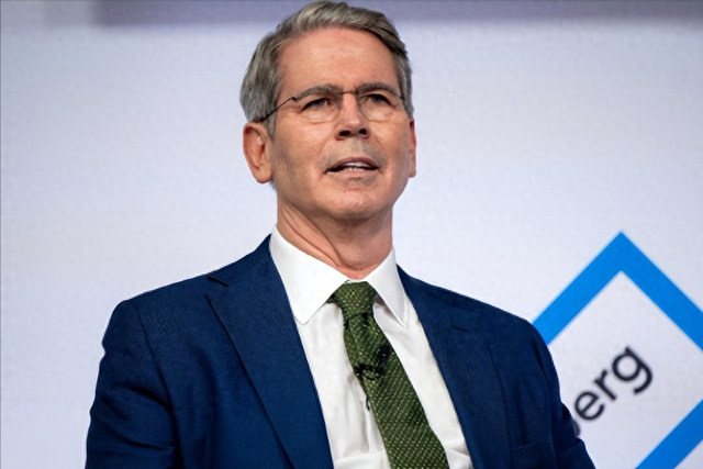 美国生产出第一块稀土磁铁！贝森特敲锣打鼓：再也不怕中国卡脖子