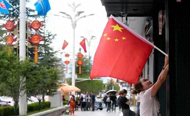 60 周年庆典在即，市民游客共赏光影盛宴