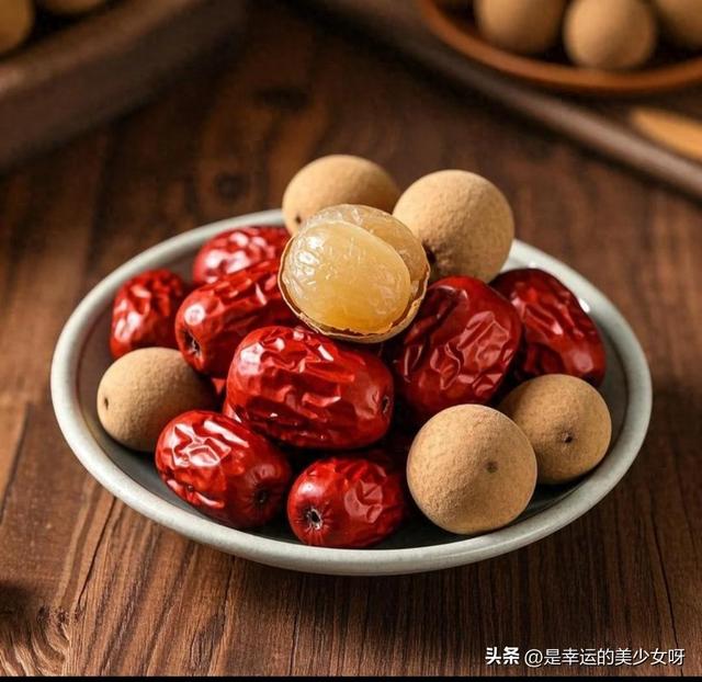 冬季一般喝什么茶好（暖身益智的冬日特饮核桃桂圆红枣茶）