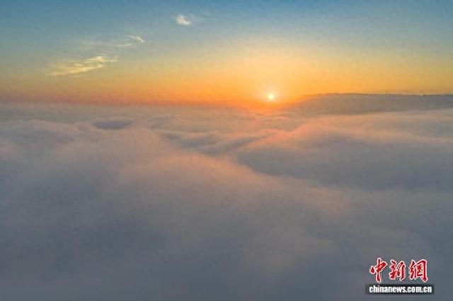 三峡库区沿江小镇现平流雾美景 云端摩天轮吸引游客打卡
