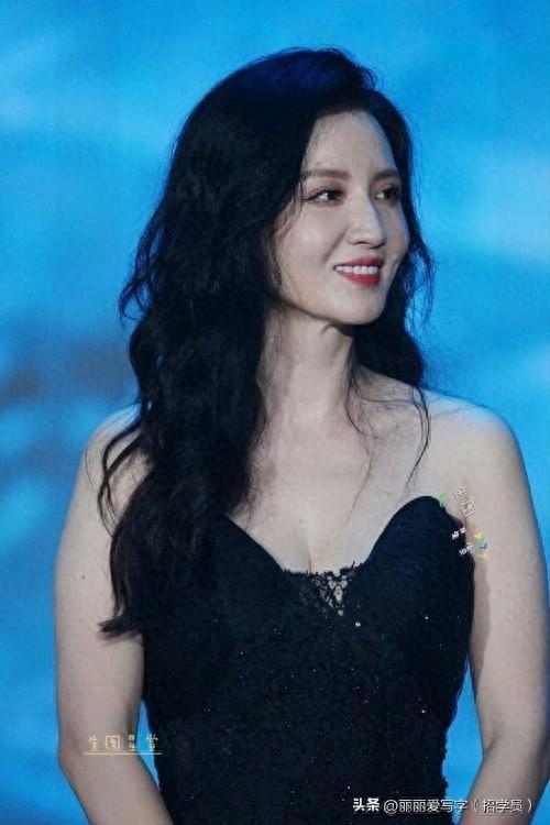 44岁张萌太丰满，穿吊带衫都兜不住好身材，女神来了！