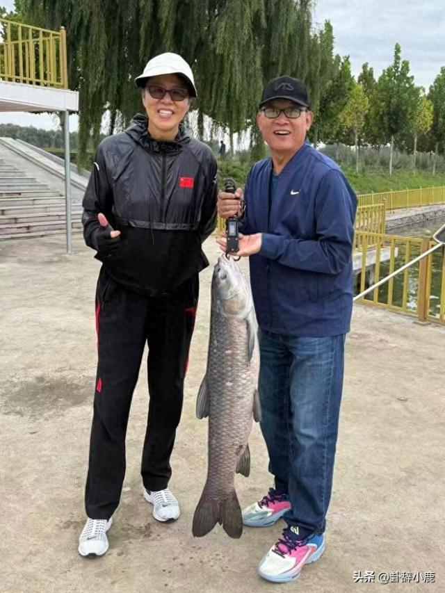 64岁郎平与74岁老公北京钓鱼 晚年生活很充实 钓上来的鱼 大得离谱