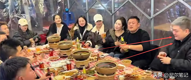 赵本山儿子请客吃砂锅，在暖棚里凑桌显寒酸，宋晓峰喝到鼻脸通红