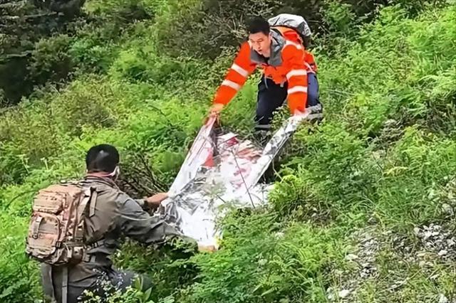 独闯玉龙雪山的女大学生遗体被找到：手机插着数据线 , 裤脚全是泥