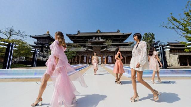 很多江南古镇快经营不下去了，乌镇还在收150元门票，不凭脸皮凭什么？