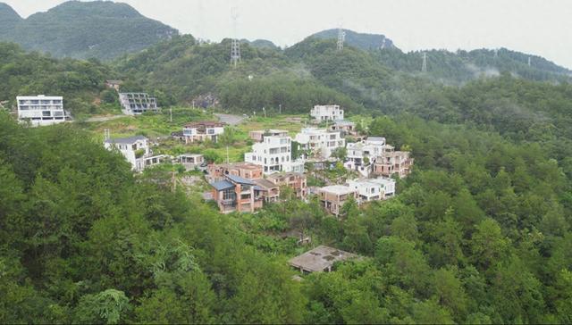 与百位艺术家为邻！荔波山间这处避暑秘境，推窗既入云海松涛