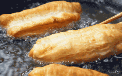 油条的制作方法简单的家常介绍（壹粉食堂色泽金黄一口酥家庭版自制炸油条这样做）