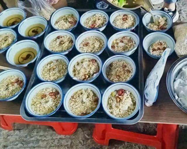 跟我老妈去广西旅游，发现广西这个美食真的很奇特，不过很好吃！