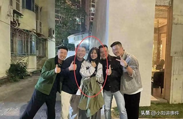 49岁赵薇脸颊凹陷沧桑得认不出！今低调和网友合影，再无往日明媚